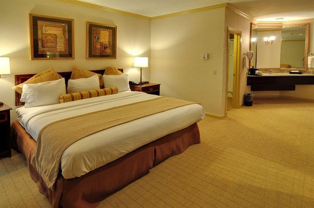 Western Palm Court 4*